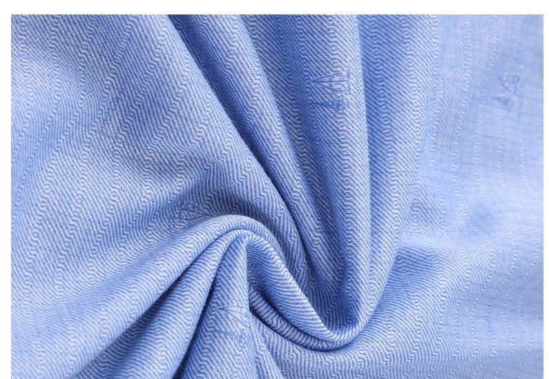 Papa porte un t-shirt à manches longues avec un col fin, adapté au printemps et à l'automne. - Image 3