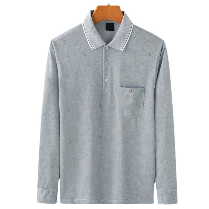 Papa porte un t-shirt à manches longues avec un col fin, adapté au printemps et à l'automne.