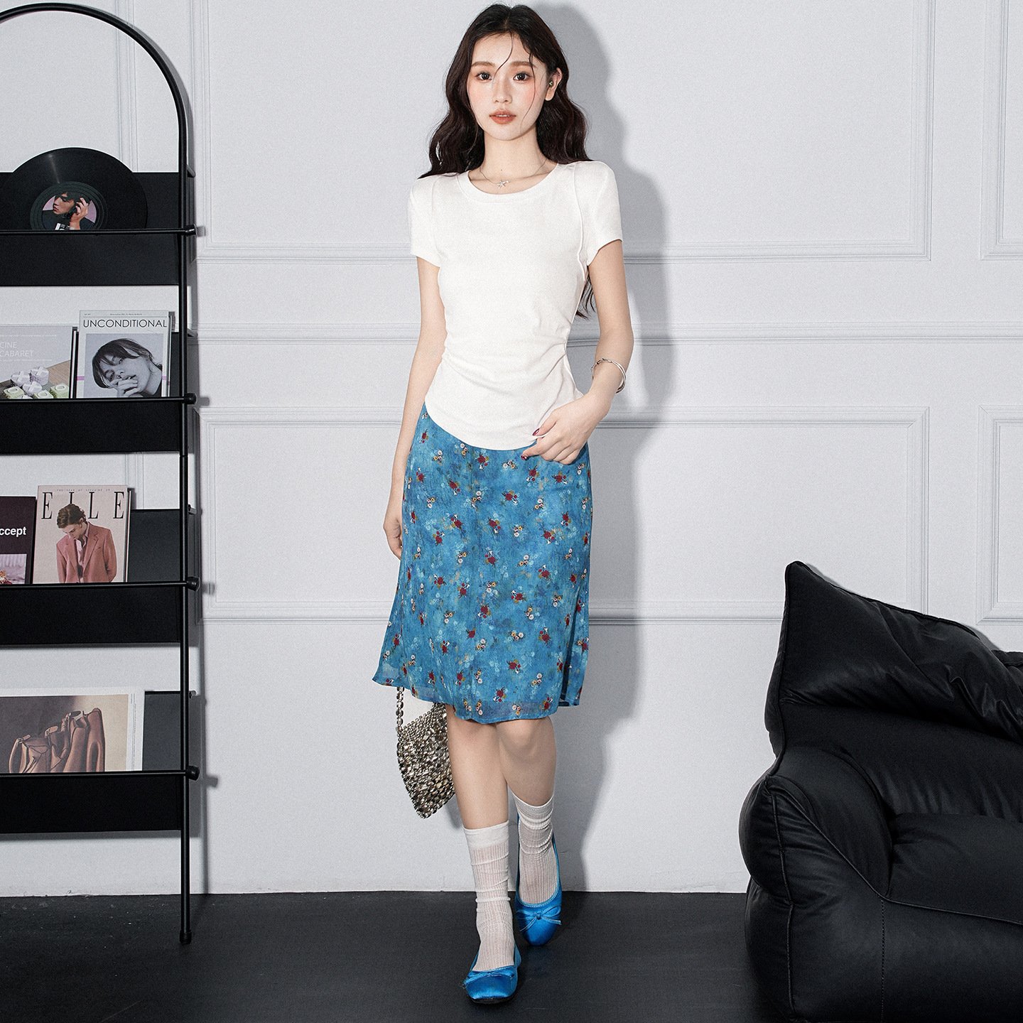 T-shirt pour femme à manches courtes, col rond, détails plissés et ourlet asymétrique - Image 5