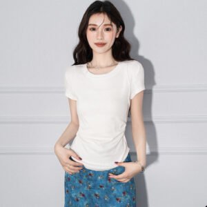 T-shirt pour femme à manches courtes, col rond, détails plissés et ourlet asymétrique