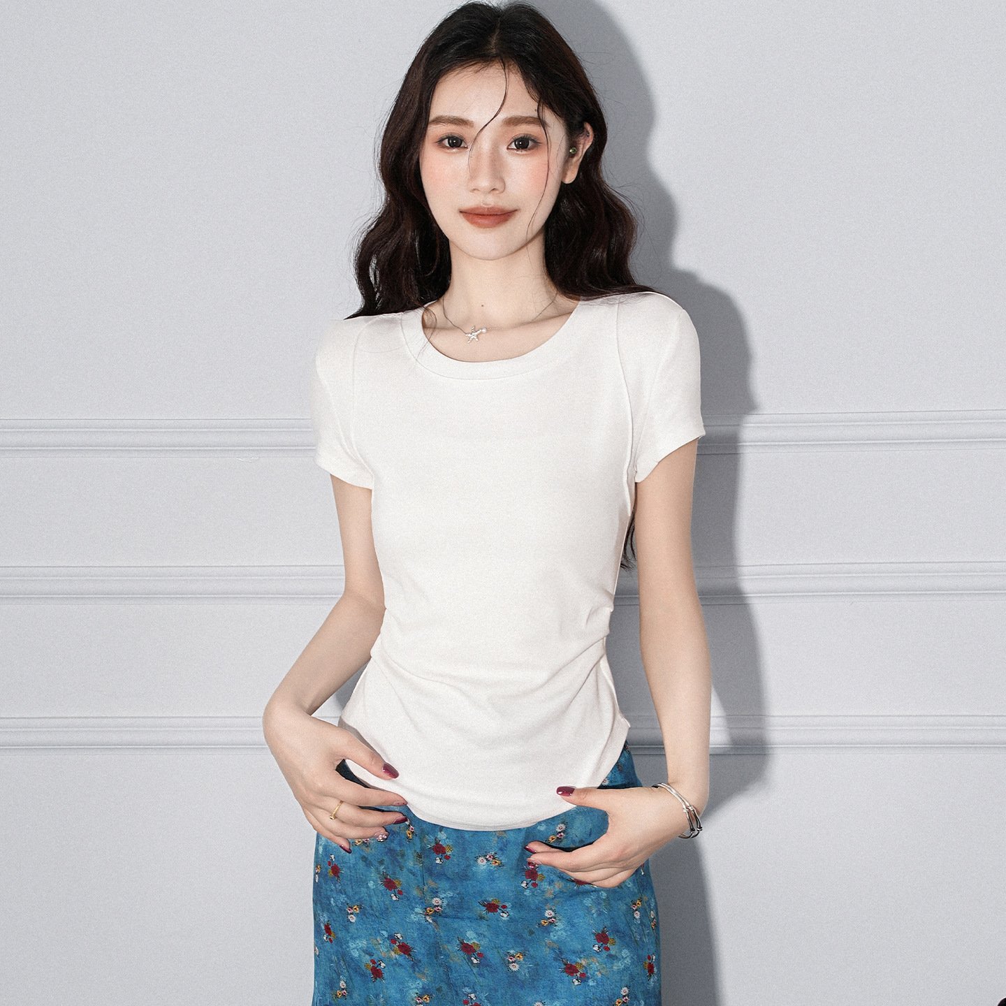 T-shirt pour femme à manches courtes, col rond, détails plissés et ourlet asymétrique