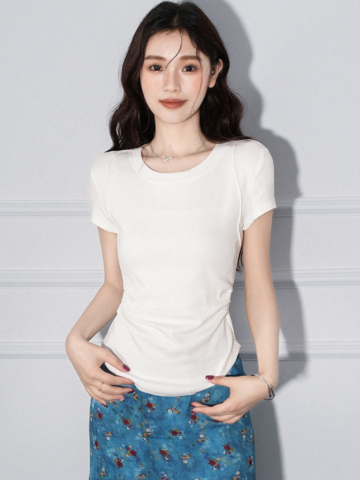 T-shirt pour femme à manches courtes, col rond, détails plissés et ourlet asymétrique - Image 6