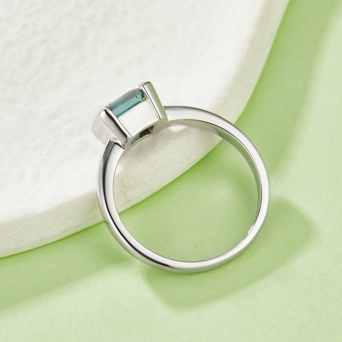 Bague en argent sterling S925 avec moissanite verte de 1 carat, solitaire taille carrée 6x6 mm (pureté VVS1), plaquée platine, tailles US 5 à 9, certifiée GRA, livrée en boîte cadeau - Image 3
