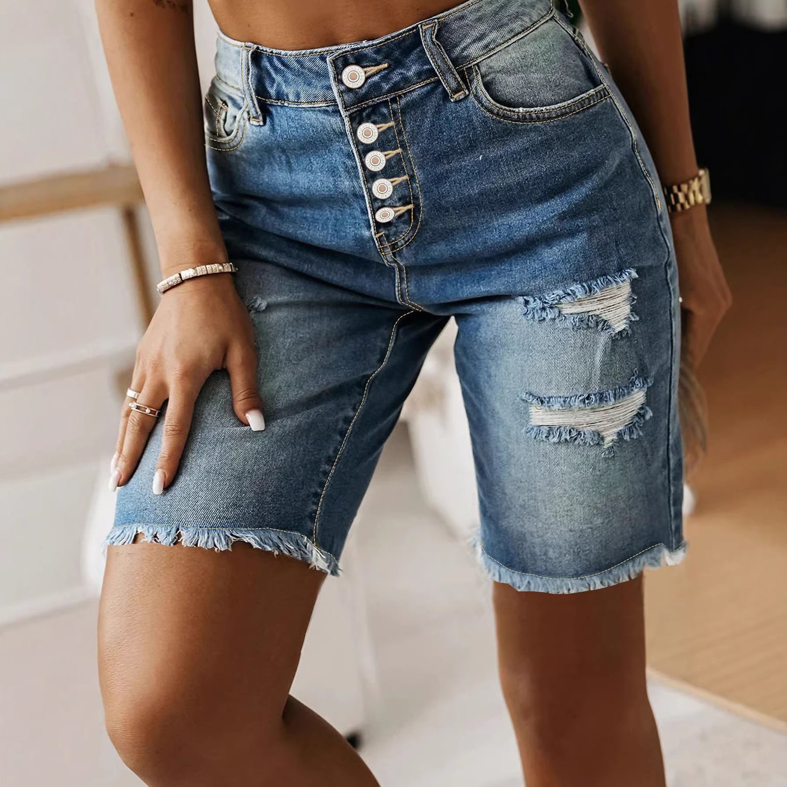 Short d'été en jean de coton, longueur mi-cuisse, effet usé et ourlet effiloché - Image 4