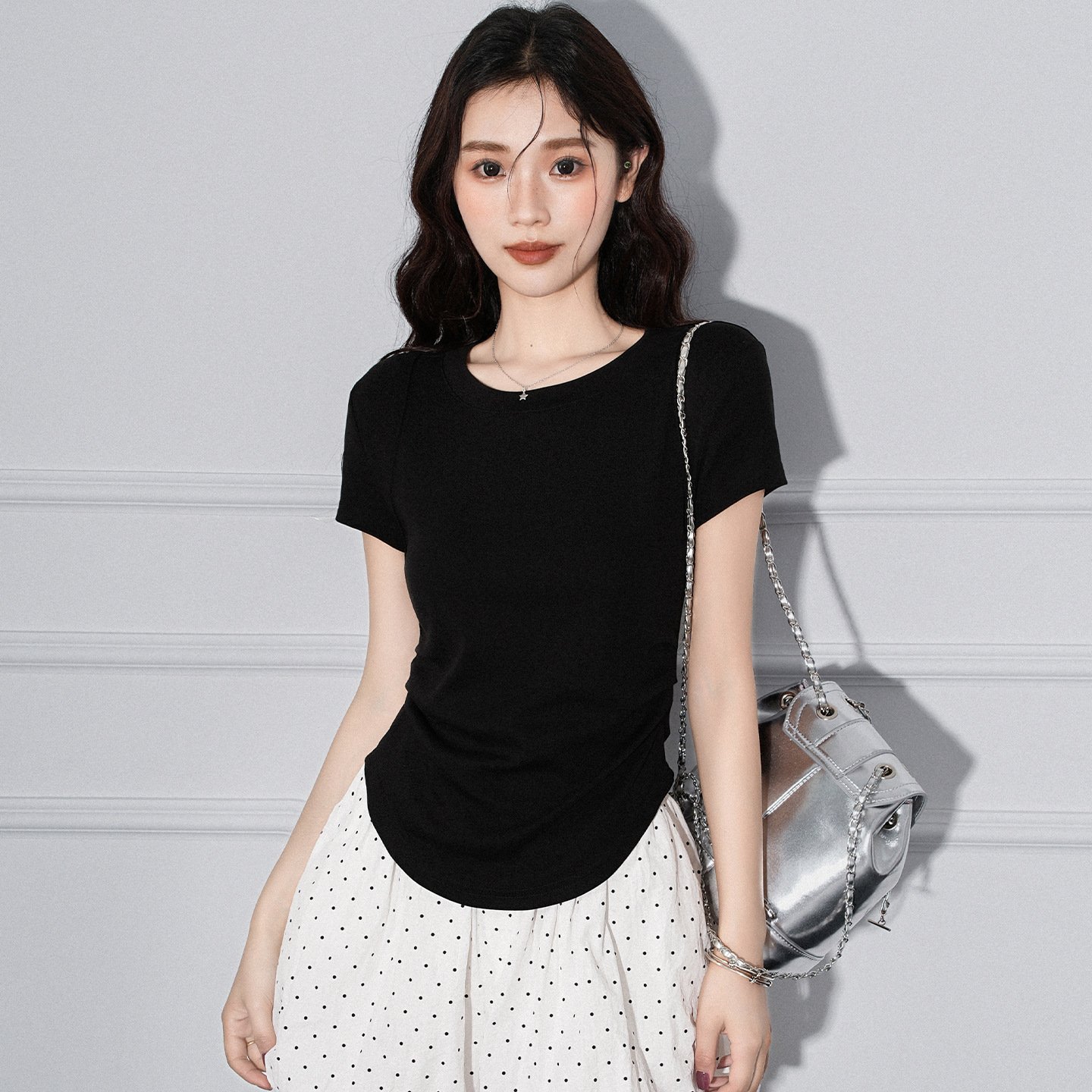 T-shirt pour femme à manches courtes, col rond, détails plissés et ourlet asymétrique - Image 3