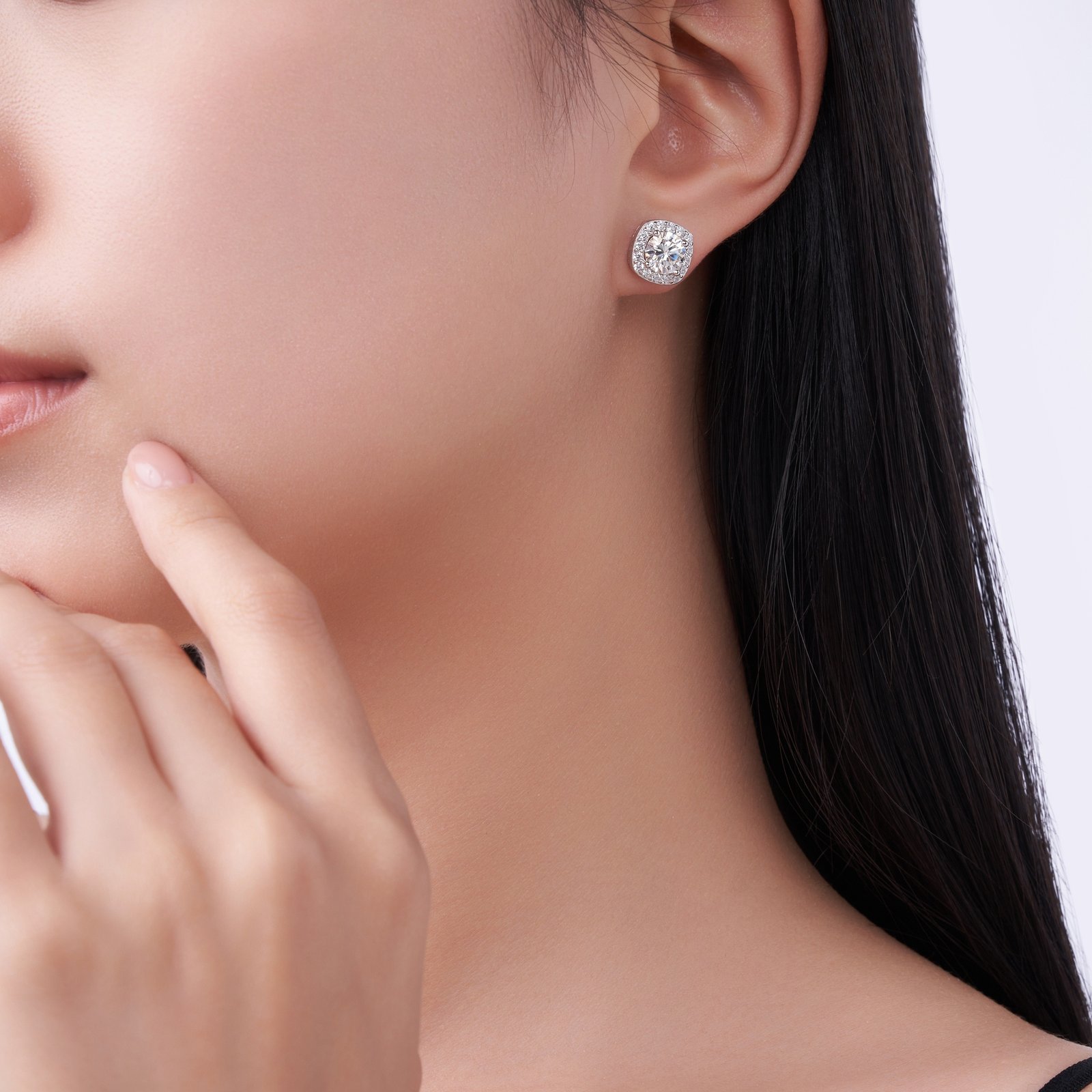 Boucles d'oreilles puces en argent sterling S925 avec moissanite 3 carats (qualité D-VVS1), modèle halo coussin plaqué platine, livrées avec certificat GRA et coffret cadeau. - Image 5