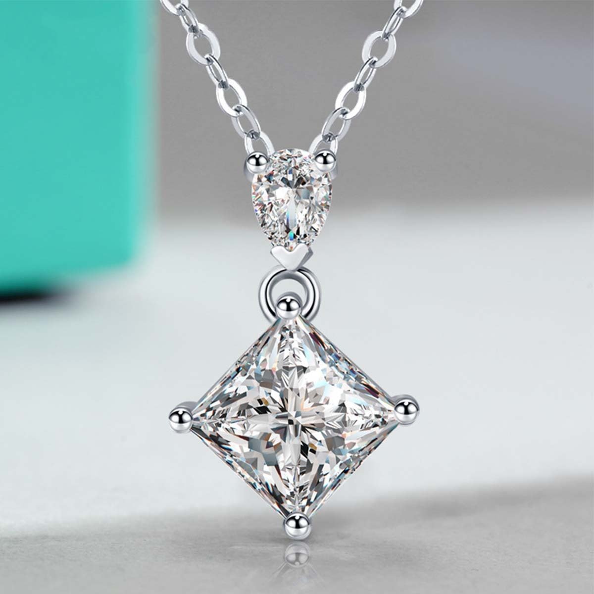 Collier en argent sterling S925 avec deux pierres (tailles princesse et poire), pendentif en moissanite 1 ct (qualité D-VVS1), chaîne plaquée platine (40 et 45 cm), certifié GRA, livré en coffret cadeau (bijou pour femme) - Image 2