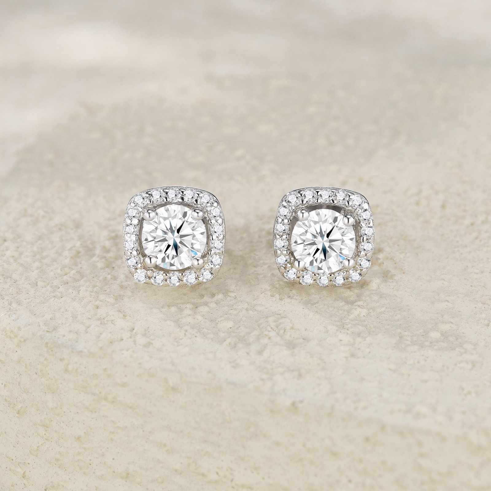 Boucles d'oreilles puces en argent sterling S925 avec moissanite 3 carats (qualité D-VVS1), modèle halo coussin plaqué platine, livrées avec certificat GRA et coffret cadeau. - Image 4