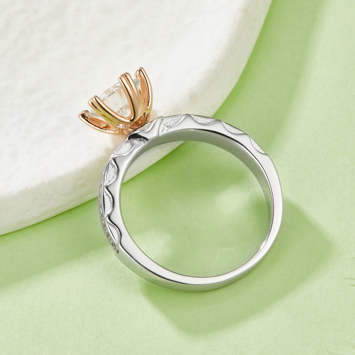 Bague en argent sterling S925 avec moissanite de 1 carat, taille ronde de 6,5 mm, griffes en forme de cœur dorées, anneau pavé, tailles US 5 à 9, certificat GRA et coffret cadeau inclus. - Image 3