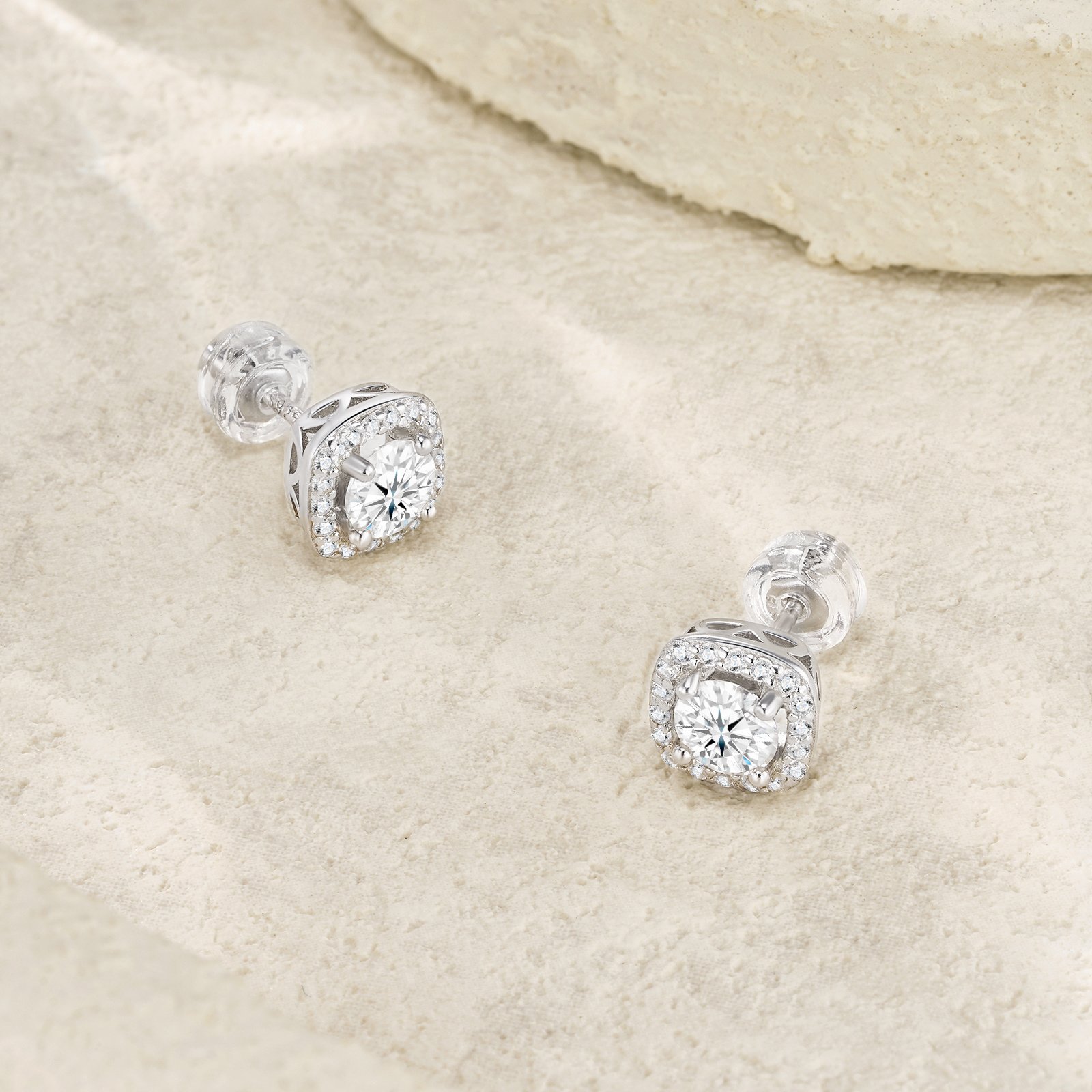 Boucles d'oreilles puces en argent sterling S925 avec moissanite 3 carats (qualité D-VVS1), modèle halo coussin plaqué platine, livrées avec certificat GRA et coffret cadeau. - Image 6