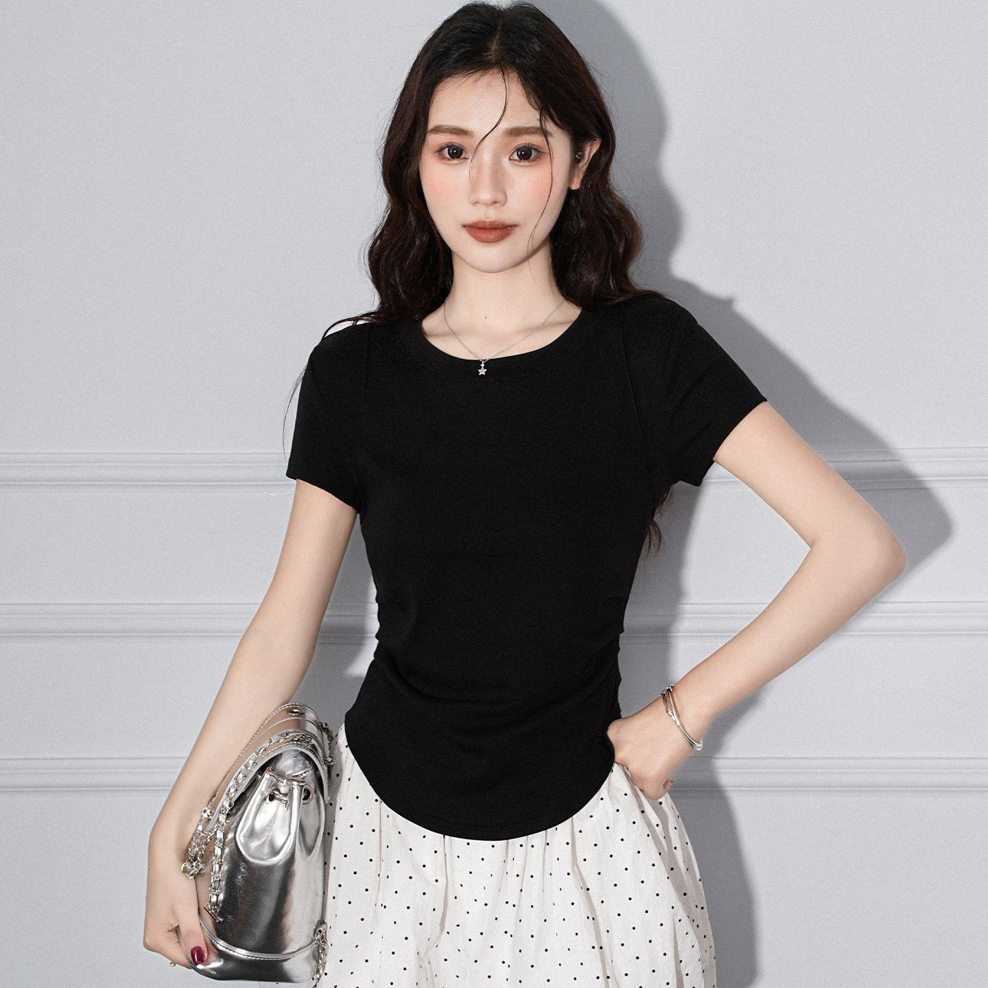 T-shirt pour femme à manches courtes, col rond, détails plissés et ourlet asymétrique - Image 4