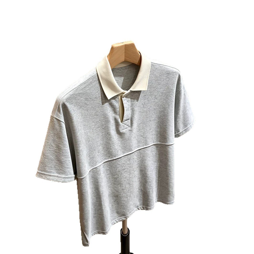 Haut gris à manches courtes, col rabattu et motif patchwork