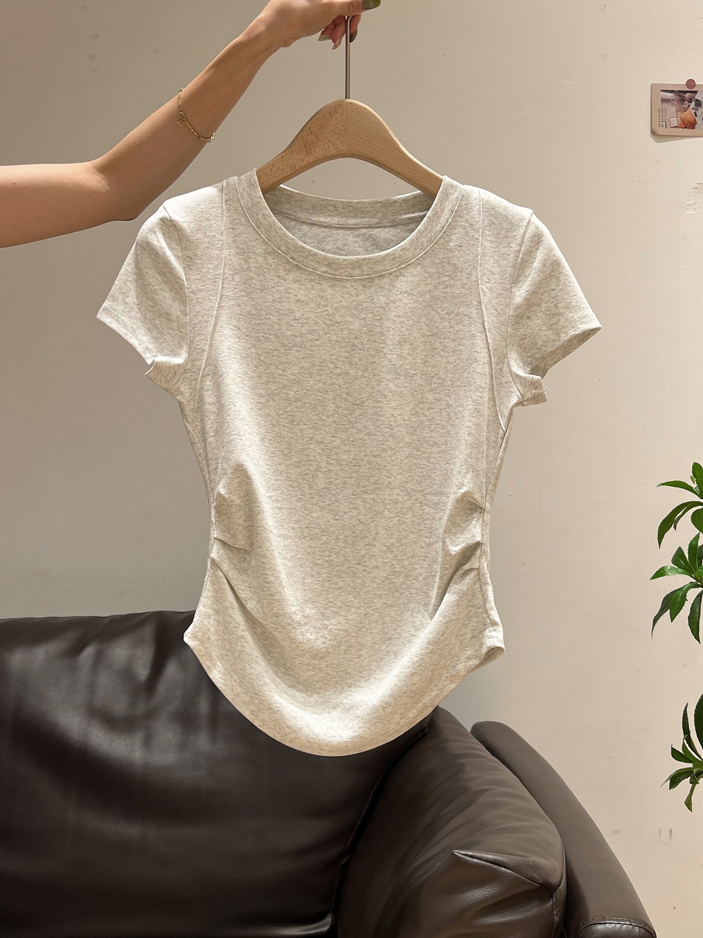 T-shirt pour femme à manches courtes, col rond, détails plissés et ourlet asymétrique - Image 8