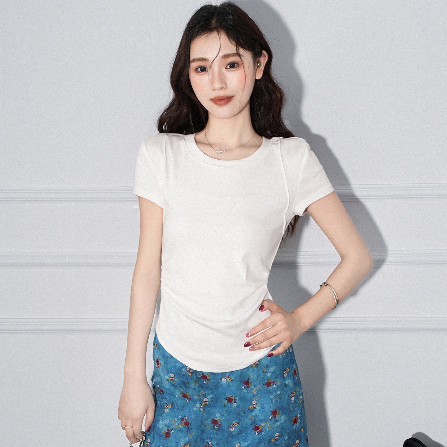 T-shirt pour femme à manches courtes, col rond, détails plissés et ourlet asymétrique - Image 2