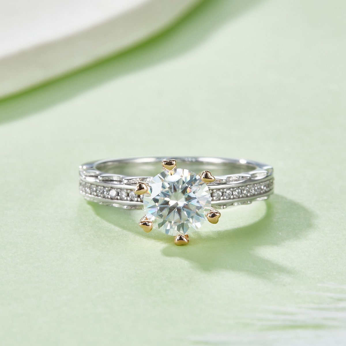 Bague en argent sterling S925 avec moissanite de 1 carat, taille ronde de 6,5 mm, griffes en forme de cœur dorées, anneau pavé, tailles US 5 à 9, certificat GRA et coffret cadeau inclus. - Image 2